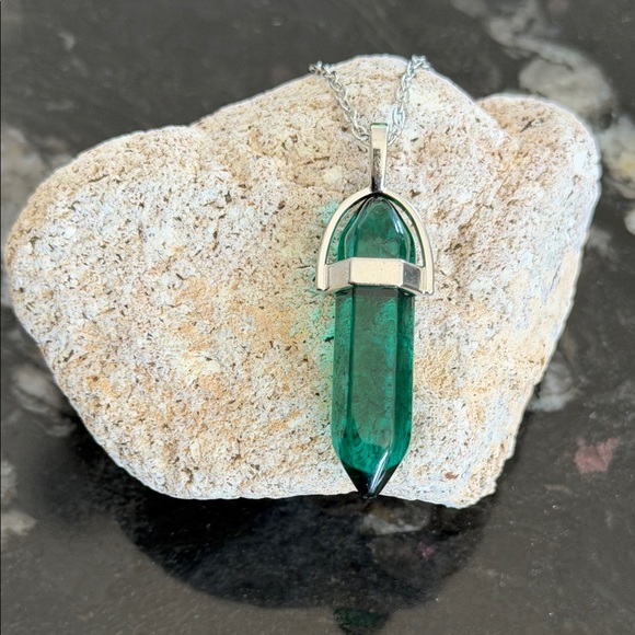 Handmade Jewelry - Emerald Green Resin Crystal Pendant Necklace